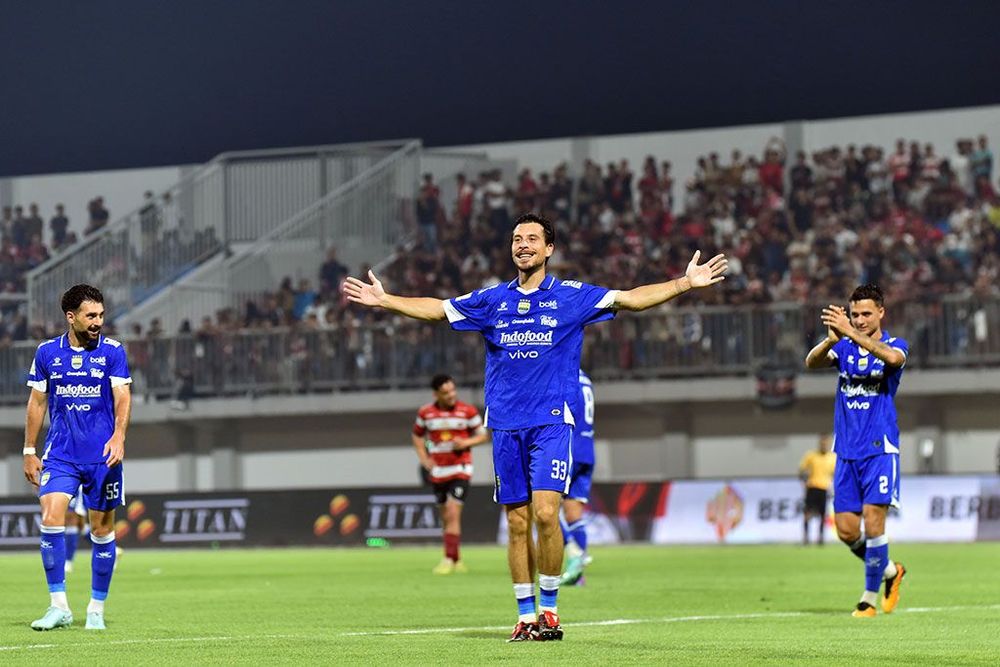 Persib Bandung Libas Madura 4-1 Dengan Brutal