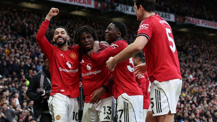 2 Gol Bawa Man United Tumbangkan Man City